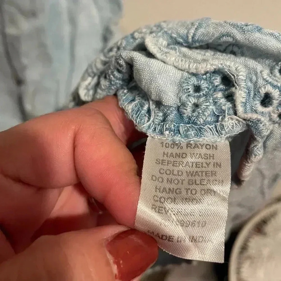 D &Kade crinkled off the shoulder denim blouse size Small - Picture 5 of 5